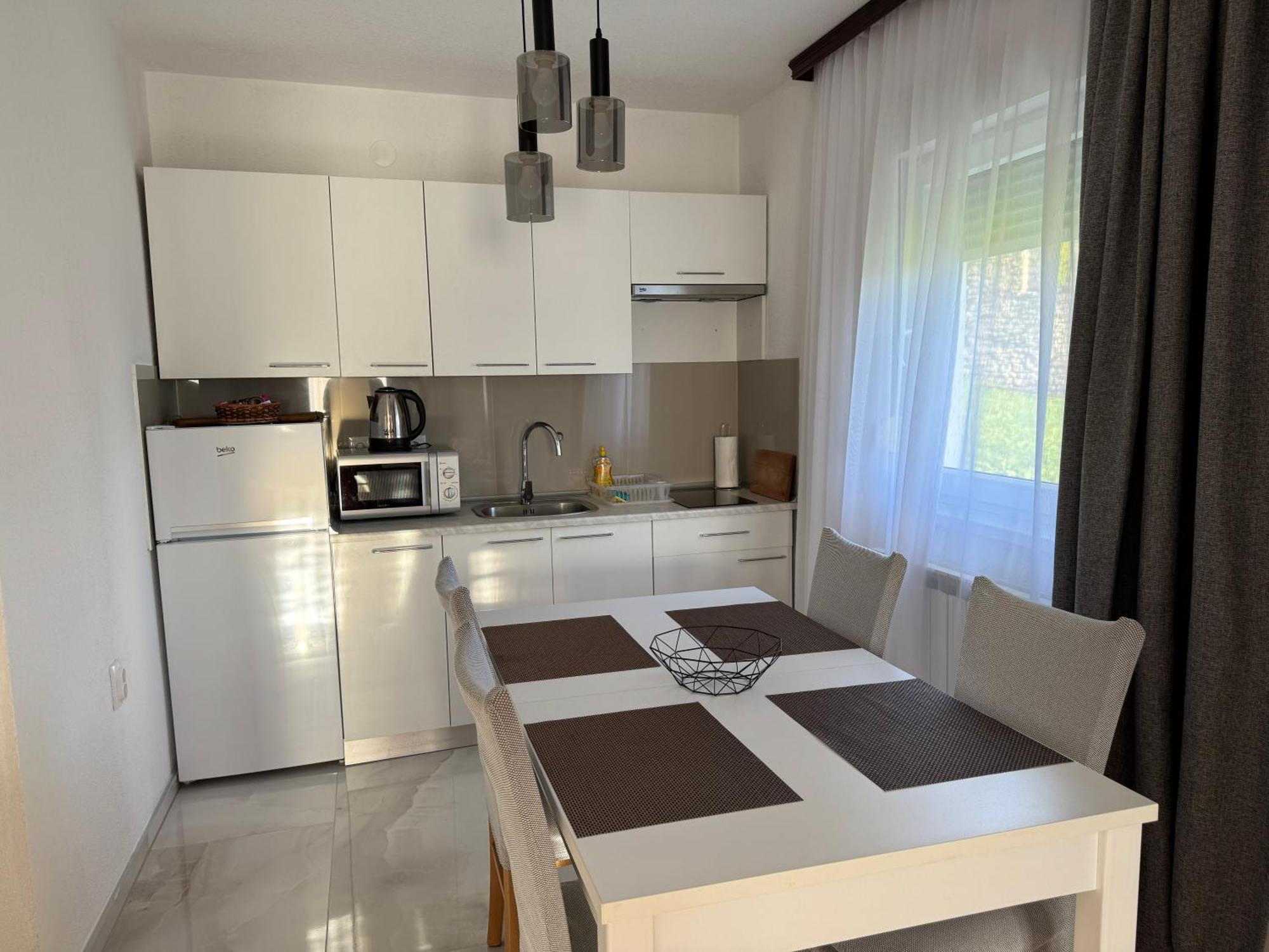 Apartman Rukavina Licko Petrovo Selo Bagian luar foto