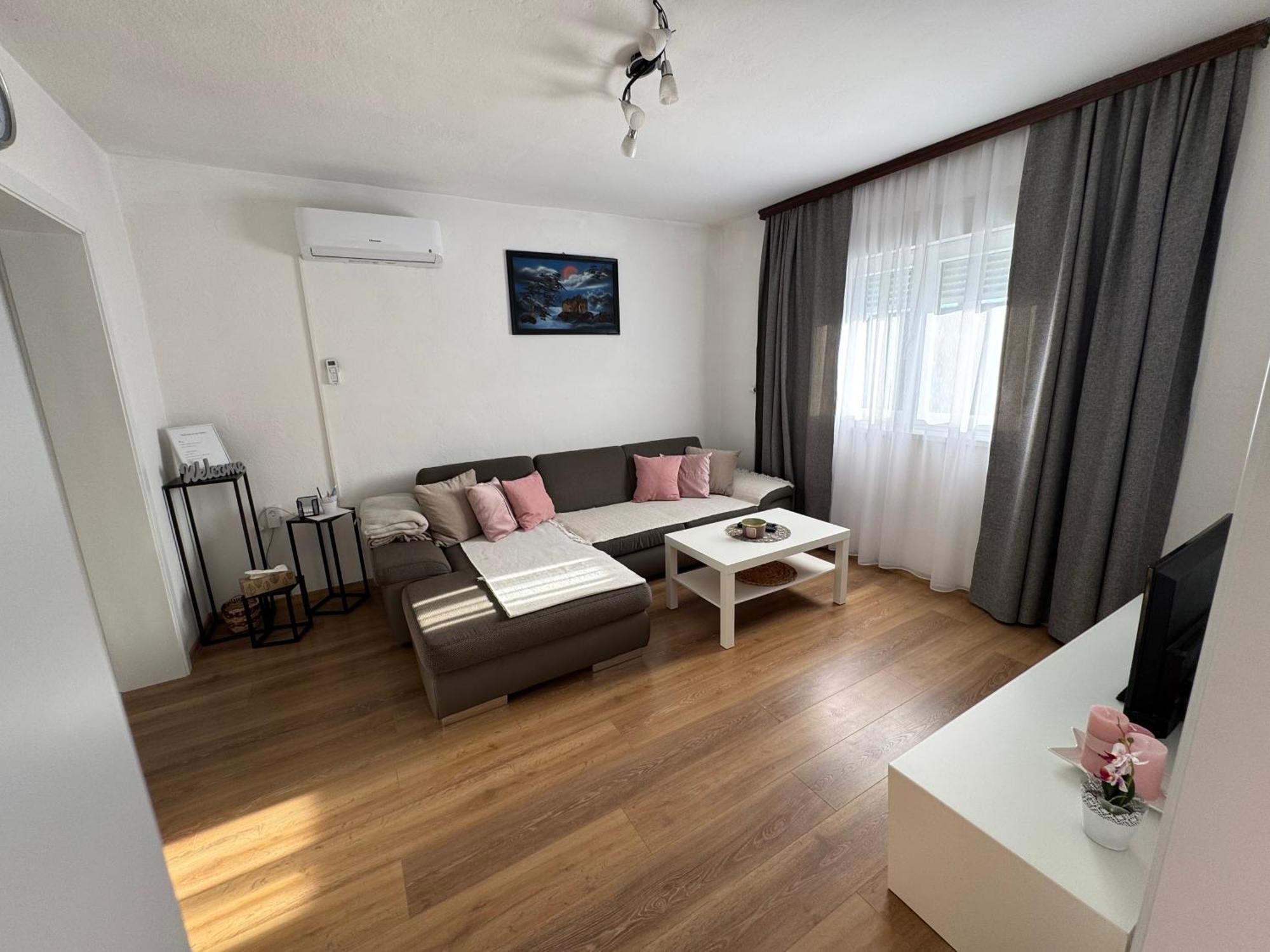 Apartman Rukavina Licko Petrovo Selo Bagian luar foto